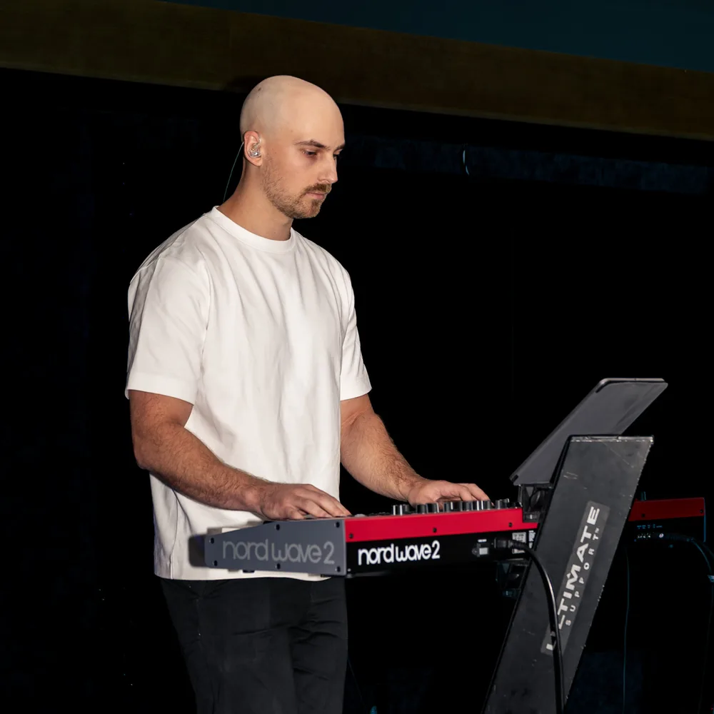 Kristian koskettimien takana