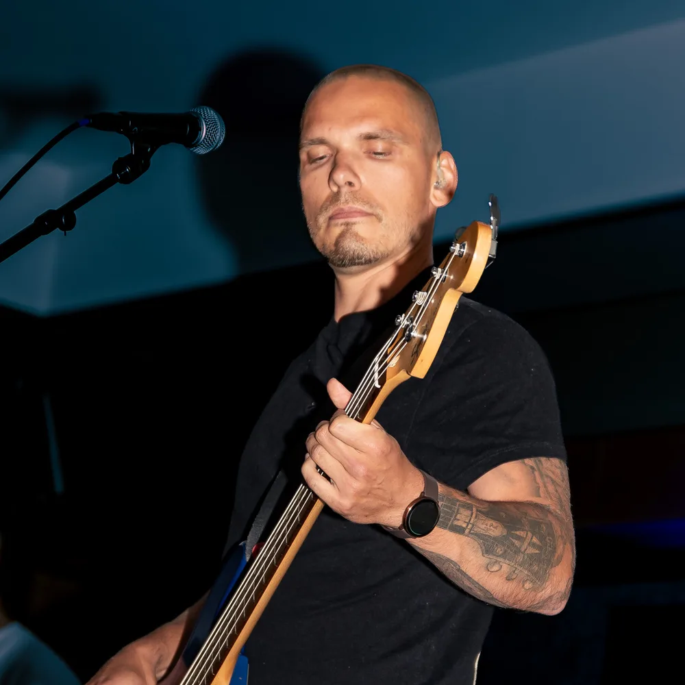 Niko basson kanssa