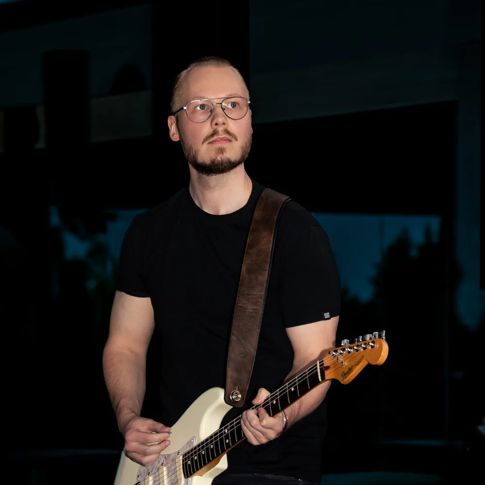 Waltteri kitara kädessä